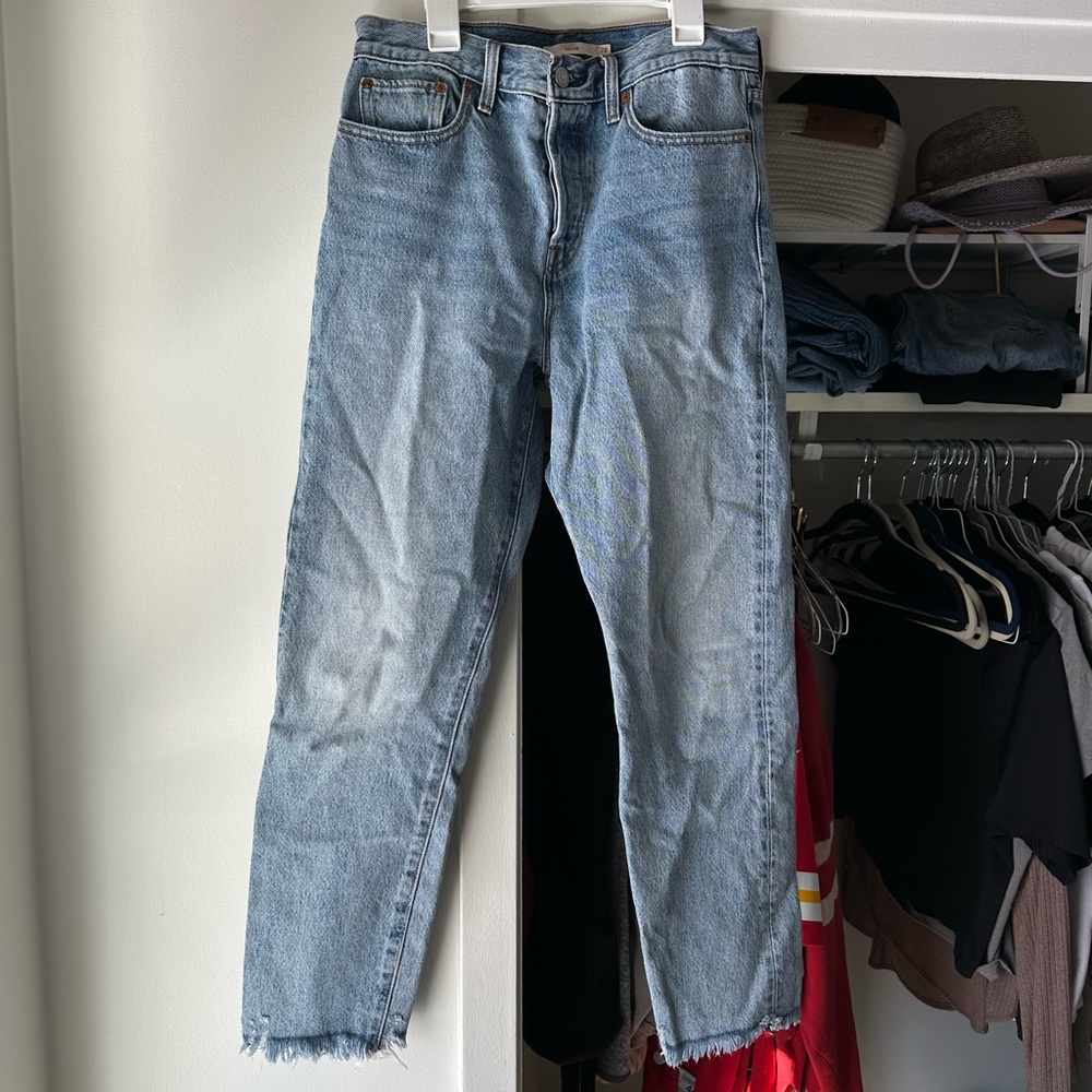 Levi wedgie light wash jeans size 28
